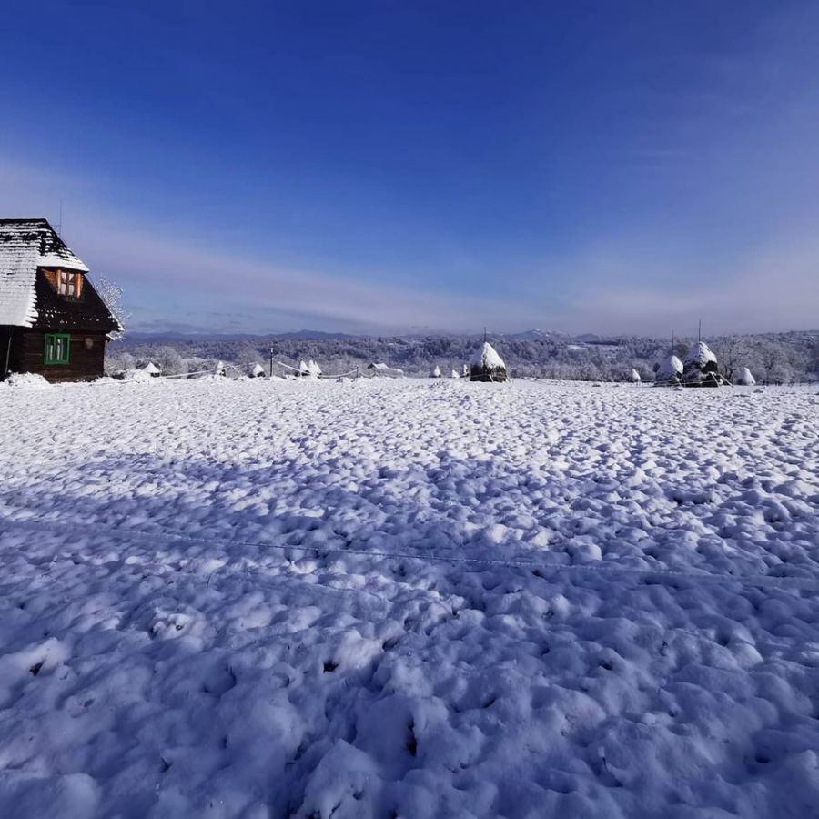 Frumusețile Maramureșului: Imagini fabuloase cu prima ninsoare în satul tradițional Breb. „Aici, parcă timpul s-a oprit în loc, te încarci cu bine” (FOTO)