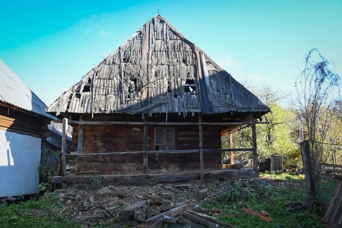 Vis împlinit: Facultatea de Litere Baia Mare salvează o casă tradițională și o amplasează în curtea instituției (FOTO)
