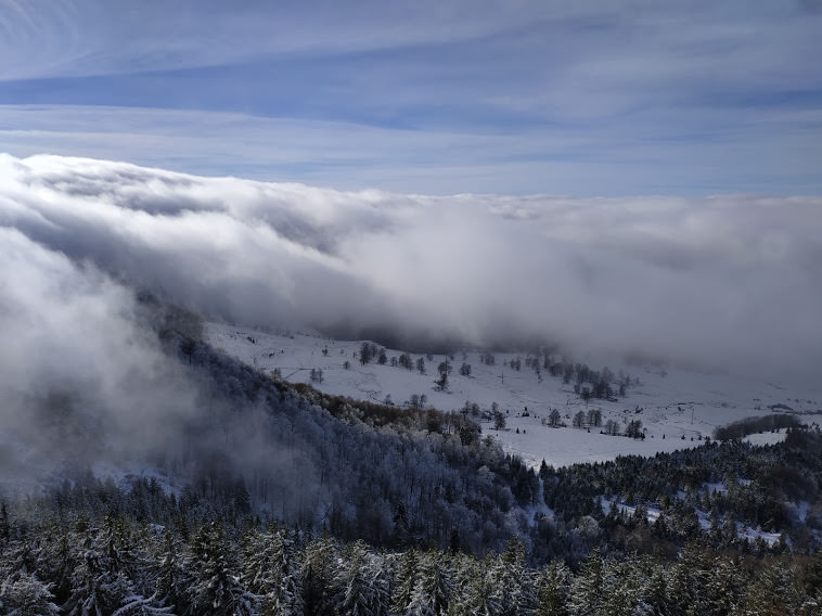 Frumusețile Maramureșului: Creasta Cocoșului și natura dezlănțuită. Imagini fabuloase surprinse din frontul atmosferic care a adus ninsoare (VIDEO ȘI FOTO)