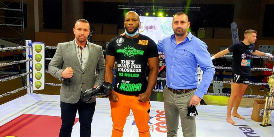 Licitație pentru Mădălina: Mănușile semnate de luptătorul K1 Freddy Kemayo, puse la bătaie pentru o cauză nobilă. Licitația se închide în 22 noiembrie (FOTO)