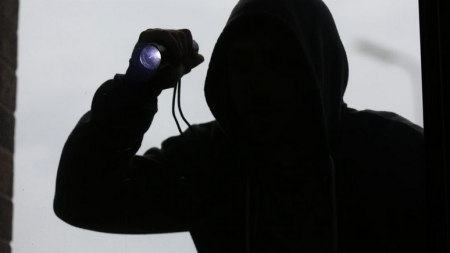 Baia Mare: A spart ușa unui magazin cu un bolovan, a furat 80 de pachete cu țigări, iar la ieșire acestea i-au fost furate