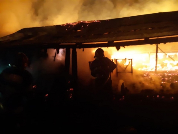 Actualizare: 112: Incendiu violent la un depozit de furaje din Crăciunești. Bilanțul pagubelor, întocmit de ISU Maramureș (FOTO)