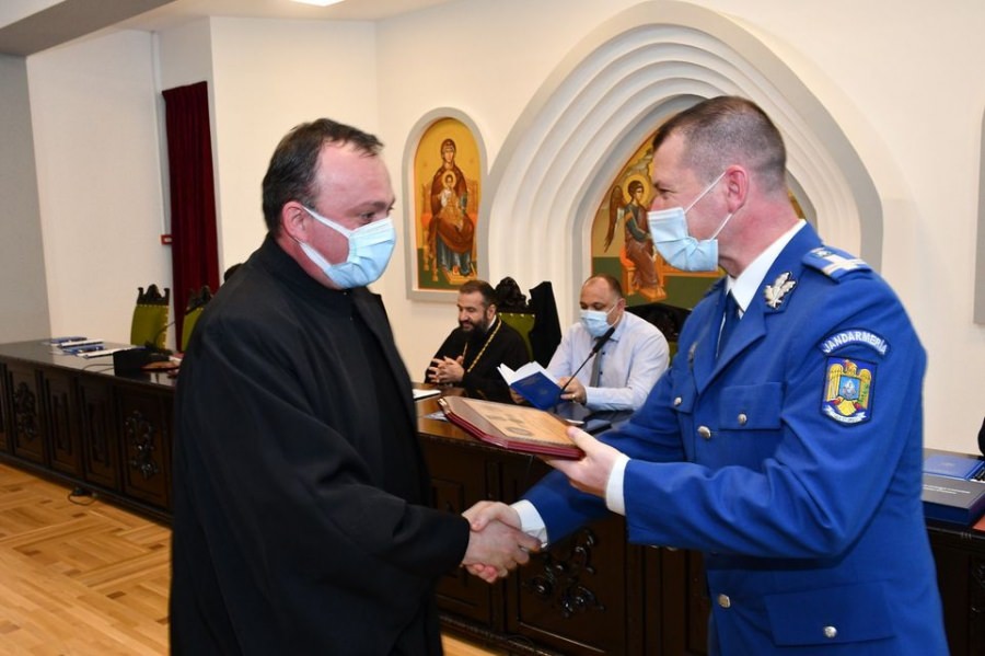Preotul militar Daniel Achim din cadrul Jandarmeriei Maramureș a primit „Emblema de Onoare a Ministerului Afacerilor Interne”