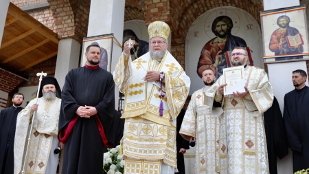 Sfânta Liturghie Arhierească la Catedrala Episcopală „Sfânta Treime” din Baia Mare.  Cinci ani de la înfiinţarea Grupului Psaltic „Theologos” (GALERIE FOTO)