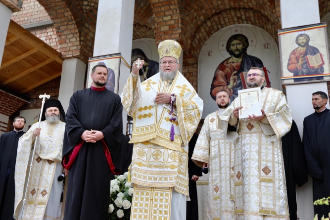 Sfânta Liturghie Arhierească la Catedrala Episcopală „Sfânta Treime” din Baia Mare.  Cinci ani de la înfiinţarea Grupului Psaltic „Theologos” (GALERIE FOTO)