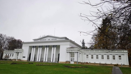 Fain de văzut la Muzeul de Etnografie: Sticla cu povestea biblică, realizată în 1968