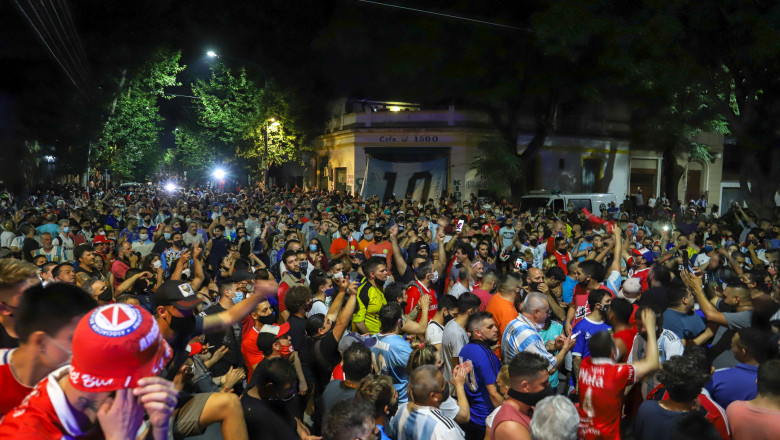 Omagiu: Mii de oameni s-au adunat de la 6 dimineața, la palatul prezidențial din Buenos Aires, unde a fost depus sicriul cu Maradona