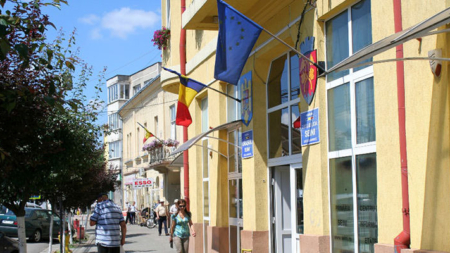 Focar nou în Maramureș: 3 angajați ai Primăriei Seini, testați pozitiv la COVID-19. Cum se va desfășura activitatea în instituție