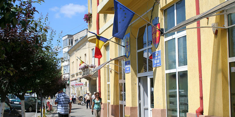 Focar nou în Maramureș: 3 angajați ai Primăriei Seini, testați pozitiv la COVID-19. Cum se va desfășura activitatea în instituție