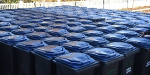 În Fărcașa: Se distribuie pubelele pentru colectarea hârtiei și cartonului