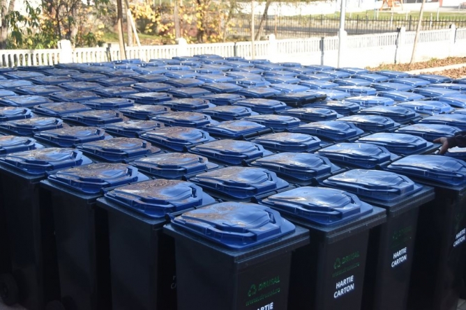 În Fărcașa: Se distribuie pubelele pentru colectarea hârtiei și cartonului