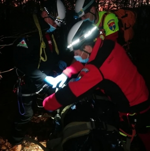 Actualizare 3: Intervenție dificilă: Turist rănit în Munții Maramureșului. Ninge și drumul este înghețat (VIDEO ȘI FOTO)