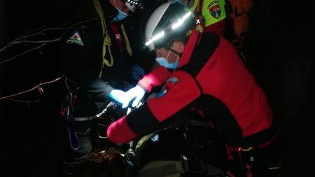 Actualizare 3: Intervenție dificilă: Turist rănit în Munții Maramureșului. Ninge și drumul este înghețat (VIDEO ȘI FOTO)