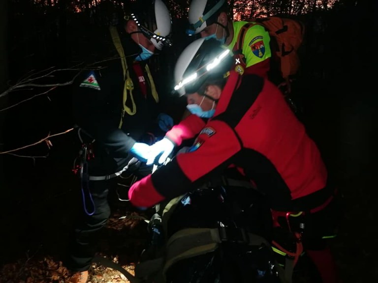 Actualizare 3: Intervenție dificilă: Turist rănit în Munții Maramureșului. Ninge și drumul este înghețat (VIDEO ȘI FOTO)