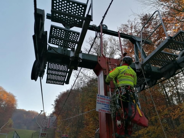 Paza bună trece primejdia rea!: Exercițiu Salvamont de evacuare a persoanelor blocate în telescaun, la stațiunea turistică Șuior (FOTO)