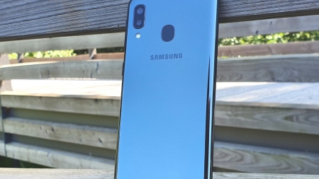 Tâlhărie în Baia Mare pentru un Samsung Galaxy: I-a pulverizat posesorului telefonului spray lacrimogen în față, după care i-a dat în cap