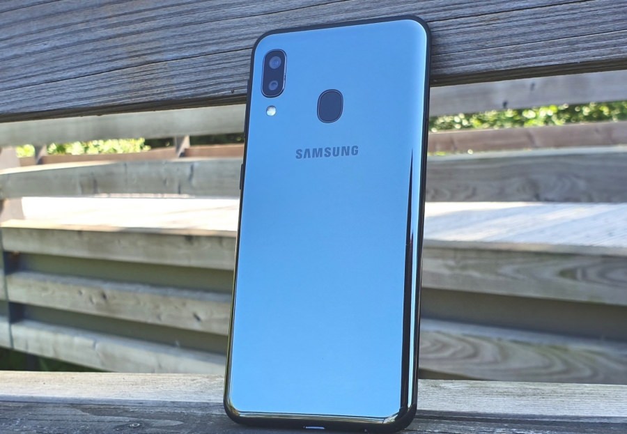 Tâlhărie în Baia Mare pentru un Samsung Galaxy: I-a pulverizat posesorului telefonului spray lacrimogen în față, după care i-a dat în cap