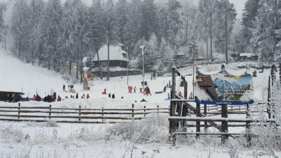 Minivacanță: Turiștii au profitat de prima zăpadă căzută pe pârtiile din Cavnic. Regulile de protecție sunt obligatorii (VIDEO ȘI FOTO)