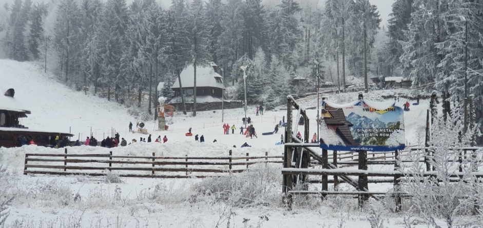 Minivacanță: Turiștii au profitat de prima zăpadă căzută pe pârtiile din Cavnic. Regulile de protecție sunt obligatorii (VIDEO ȘI FOTO)