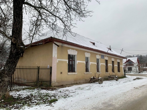 Urmele trecutului în Sighetu Marmației: Un indicator plasat pe clădirea școlii abandonate de pe Câmpu Negru, dovada vie a cele mai mari viituri de pe râul Iza (FOTO)