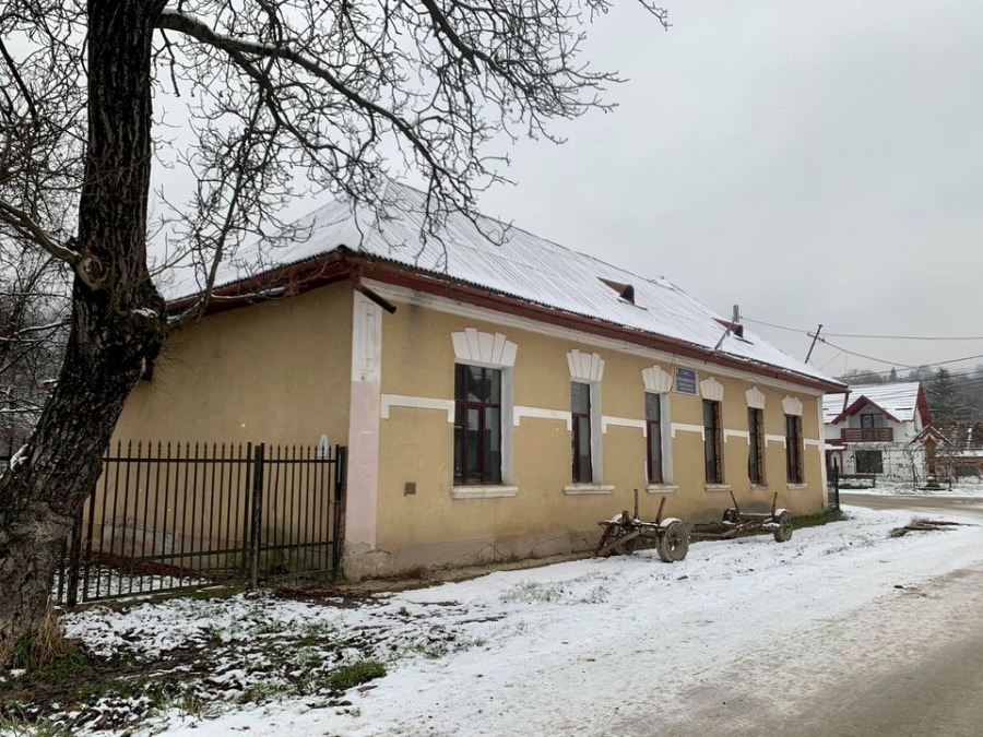 Urmele trecutului în Sighetu Marmației: Un indicator plasat pe clădirea școlii abandonate de pe Câmpu Negru, dovada vie a cele mai mari viituri de pe râul Iza (FOTO)