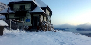 A venit iarna la munte!: Peisaj hibernal în zona înaltă a Maramureșului. Stratul de zăpadă e subțire, totuși, 3 cm la stația Iezer (FOTO)