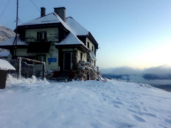 A venit iarna la munte!: Peisaj hibernal în zona înaltă a Maramureșului. Stratul de zăpadă e subțire, totuși, 3 cm la stația Iezer (FOTO)