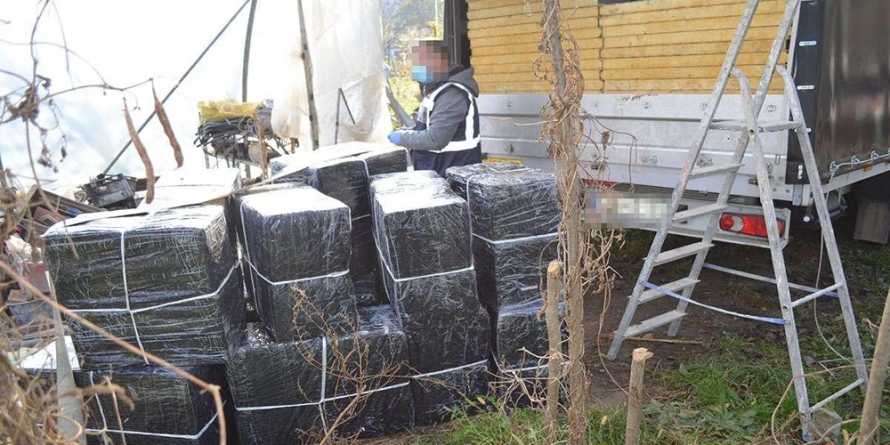Patru maramureşeni cercetaţi pentru contrabandă şi 18.000 de pachete cu țigări confiscate în urma unei percheziții în Sarasău