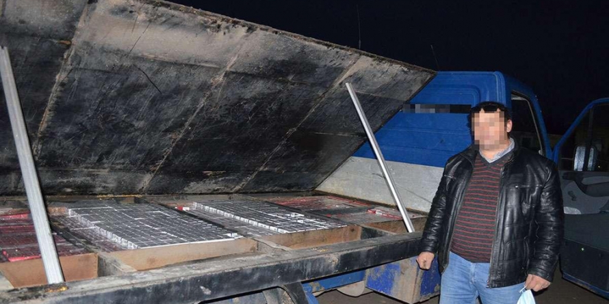 Arestat preventiv după ce a fost depistat cu 12.000 de pachete cu țigări ascunse în podeaua unei autoutilitare