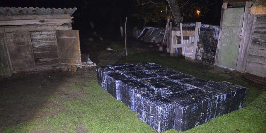 13.000 de pachete cu țigări au fost confiscate în urma unei percheziții în Lunca la Tisa
