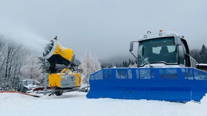 Turism de iarnă în Maramureș: A fost deschisă pârtia de sănii la Cavnic. Se fac pregătiri pentru deschiderea celorlalte pârtii din zonă (VIDEO ȘI FOTO)
