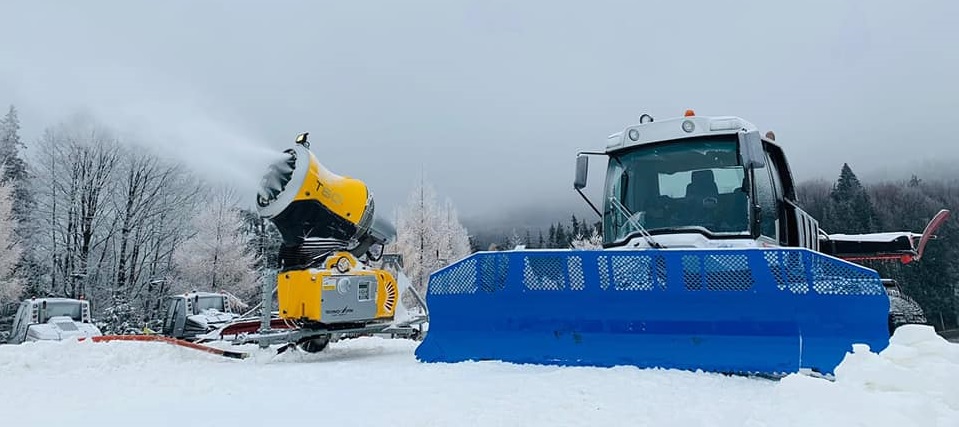 Turism de iarnă în Maramureș: A fost deschisă pârtia de sănii la Cavnic. Se fac pregătiri pentru deschiderea celorlalte pârtii din zonă (VIDEO ȘI FOTO)