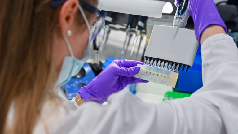 Comisia Europeană anunță semnarea unui contract cu Pfizer-BioNTech, după anunțul despre vaccinul anti-COVID