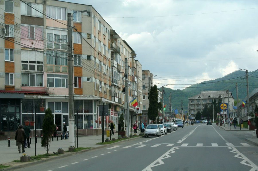 Infractori de mici: Mai mulți adolescenți s-au pus pe distrus acoperișurile garajelor din Baia-Sprie