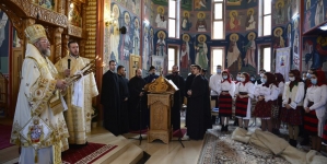 Hram și Sfânta Liturghie arhierească la Biserica „Sfântul Apostol Andrei” din Baia Mare (GALERIE FOTO)