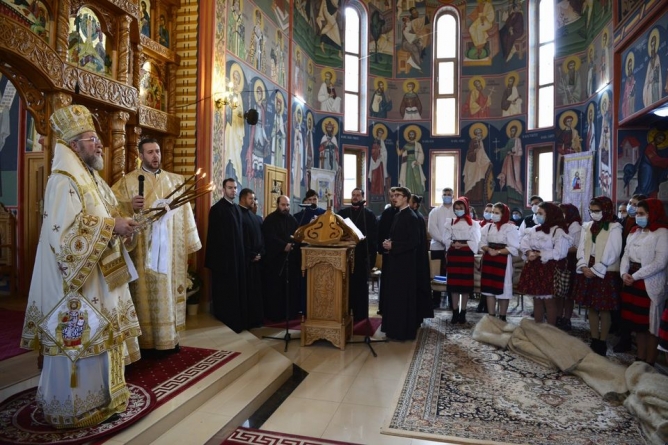 Hram și Sfânta Liturghie arhierească la Biserica „Sfântul Apostol Andrei” din Baia Mare (GALERIE FOTO)