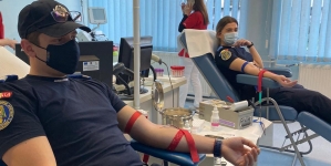 Donează sânge, salvează o viață!: Jandarmii și polițiștii rutieri maramureșeni, prezenți la Centrul de Transfuzii Sanguine din Baia Mare (GALERIE FOTO)