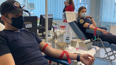 Donează sânge, salvează o viață!: Jandarmii și polițiștii rutieri maramureșeni, prezenți la Centrul de Transfuzii Sanguine din Baia Mare (GALERIE FOTO)