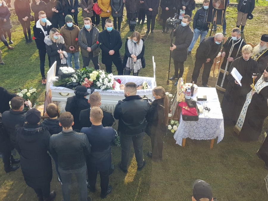 Durere fără margini: Mădălina Breban a fost condusă astăzi pe ultimul drum în rochie de mireasă