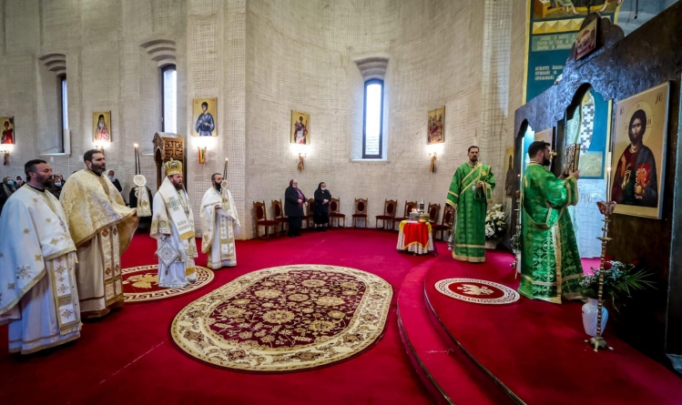 Sfânta Liturghie la Mănăstirea Scărișoara Nouă (GALERIE FOTO)
