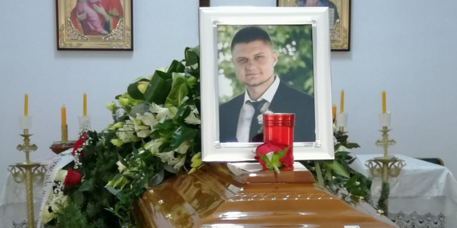 Durere fără margini: Tânărul maramureșean decedat într-un accident de muncă în Italia a fost condus pe ultimul drum; Prietenii i-au transmis un mesaj emoționant (GALERIE FOTO)
