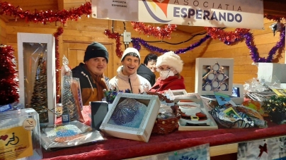 Stand cu produsele Asociației Esperando la Târgul de Crăciun din Baia Mare