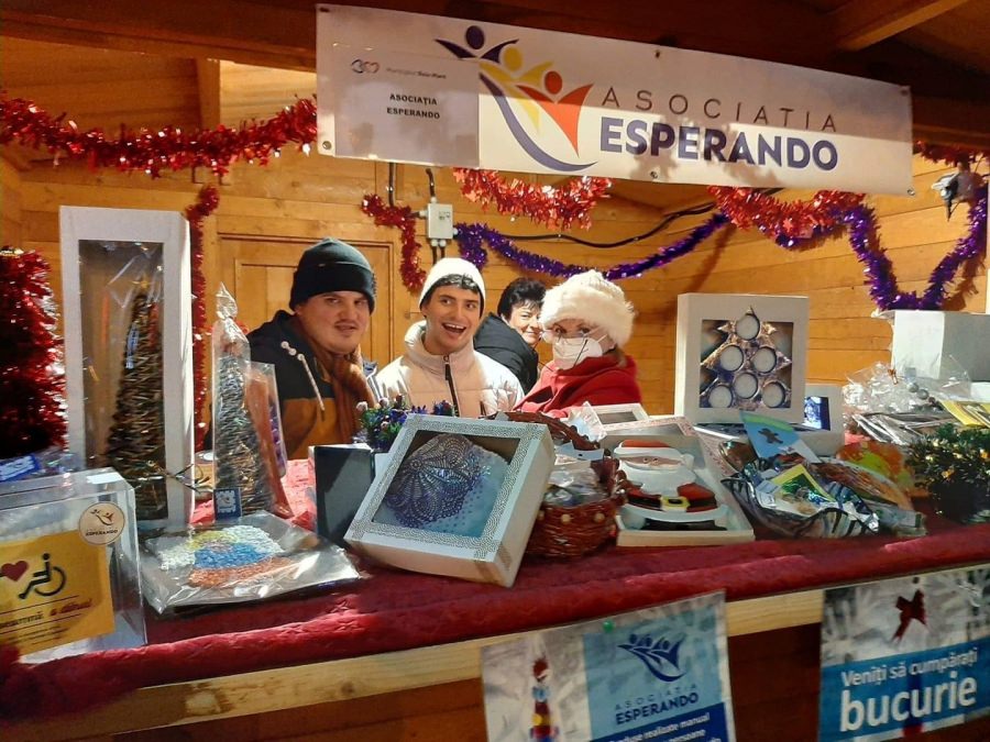 Stand cu produsele Asociației Esperando la Târgul de Crăciun din Baia Mare