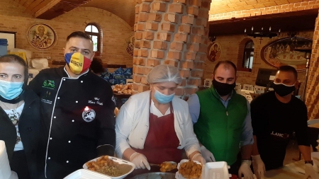 Din nou “din suflet pentru suflete”: Chef Vasile Hotca a gătit, la Bisericuța din Lemn, încă 180 porții cu mâncare pentru nevoiașii din Baia Mare (FOTO)