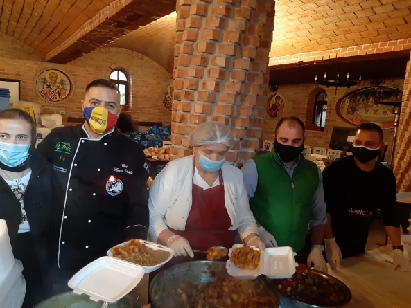 Din nou “din suflet pentru suflete”: Chef Vasile Hotca a gătit, la Bisericuța din Lemn, încă 180 porții cu mâncare pentru nevoiașii din Baia Mare (FOTO)
