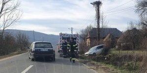 Accident în Berința: Un șofer cu alcool la bord a ieșit cu mașina în decor, în câmp (FOTO)