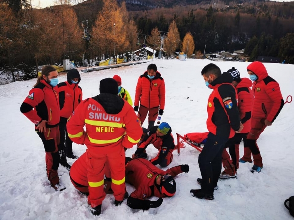 Exercițiu în teren: Salvamontiștii maramureșeni au desfășurat o pregătire complexă pe pârtie, la Cavnic (FOTO)