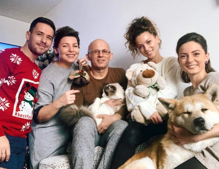 Exclusiv: Băimăreanca AMI își petrece Crăciunul în familie. “E deja o tradiție să fim cu toții acasă de sărbători și să ne bucurăm de timp împreună” (FOTO)