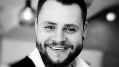 Exclusiv: Andrei Babici, băimăreanul care împletește comedia și magia cu pictura: „Mă simt binecuvântat să pot să pictez comedie și magie” (VIDEO ȘI FOTO)