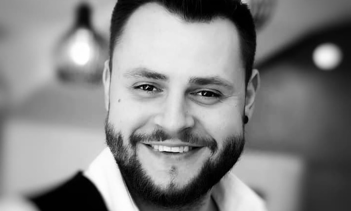 Exclusiv: Andrei Babici, băimăreanul care împletește comedia și magia cu pictura: „Mă simt binecuvântat să pot să pictez comedie și magie” (VIDEO ȘI FOTO)